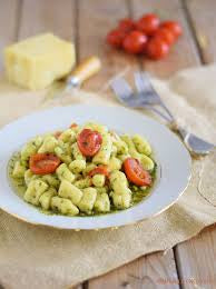 Gnocchi freddi pesto e pomodorini