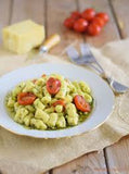 Gnocchi freddi pesto e pomodorini