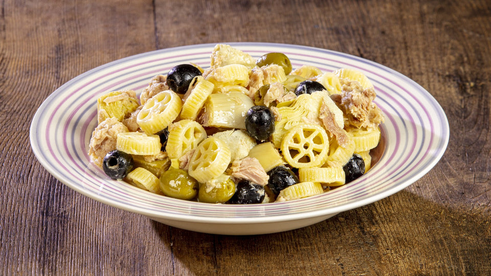 Pasta fredda all’insalata con carciofi, tonno e olive nere
