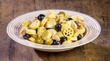 Pasta fredda all’insalata con carciofi, tonno e olive nere