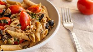 Pasta fredda con tonno,olive nere e pomodorini
