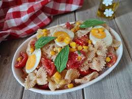 Pasta fredda con uova sode,tonno,mais e pomodori all’insalata