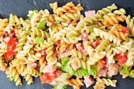 Pasta fredda con prosciutto cotto, formaggio, mais e pomodoro
