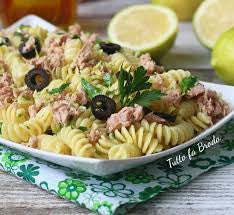 Pasta fredda con tonno, zucchine, olive nere e succo di limone