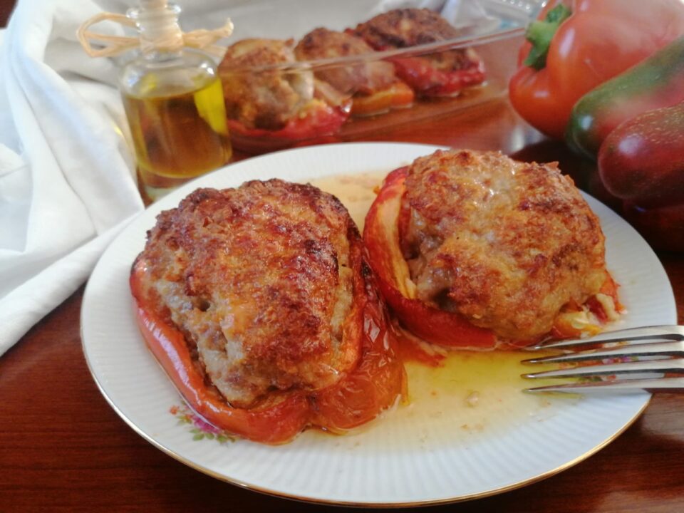 Peperoni arrostiti imbottiti cotti al forno con prosciutto cotto, macinato e fontina