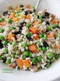 Mix di riso con zucchine, carote, piselli lessati e pollo arrostito