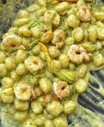Gnocchi con zucchine, gamberetti e panna