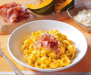Orecchiette al forno con crema di zucca e speck tostato