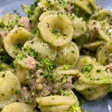Orecchiette con broccoletti e salsiccia
