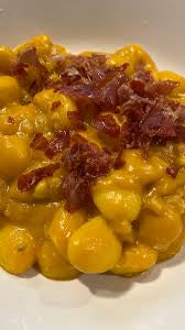 Gnocchi con crema di zucca e speck
