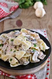 Farfalle con panna, prosciutto cotto e funghi