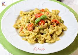 Pasta fredda con farfalle, pesto e pomodorini