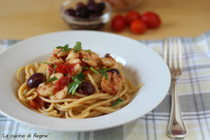 Pasta gamberi, pomodorini e olive nere